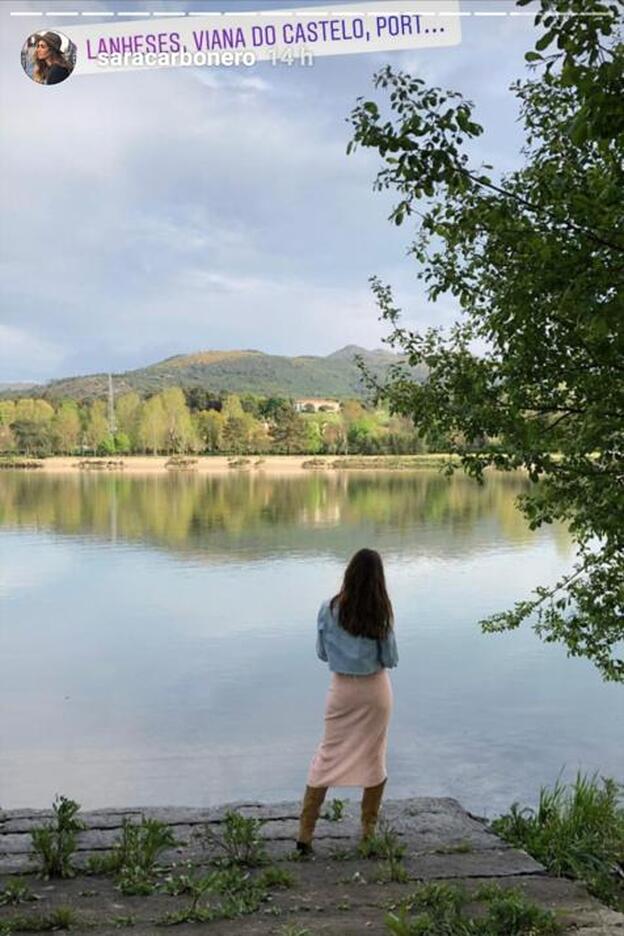 Sara Carbonero apostó este fin de semana por un 'look' de falda tipo pareo, botas y cazadora denim.