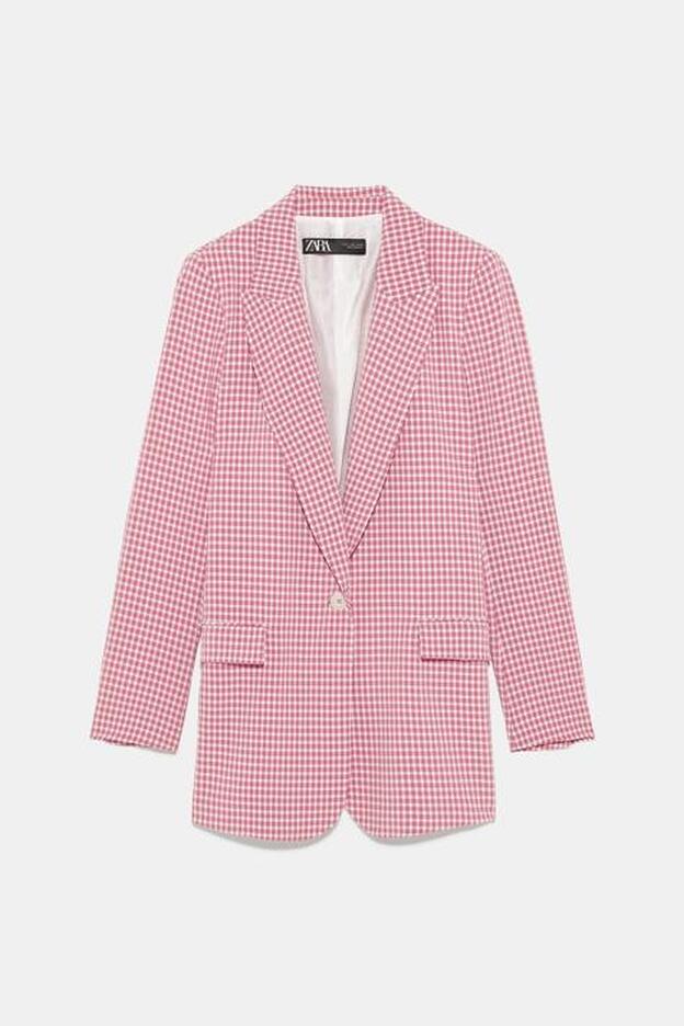 Blazer de Zara de cuadros en rosa y blanco, cuesta 39,95 euros.