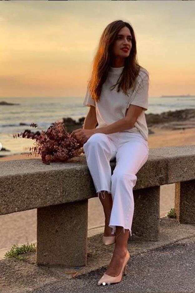 Sara Carbonero posa delante de una puesta de sol en Oporto con un look muy casual que nos ha enamorado tanto como el paisaje.