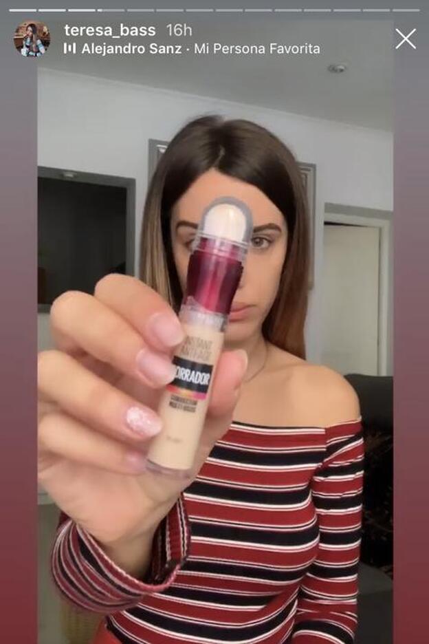 Teresa Bass con el Borrador de Maybelline.