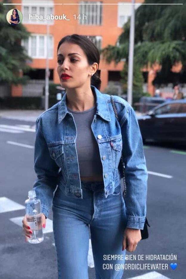 La actriz ha escogido un look total denim para coger su avión con destino a Coachela.