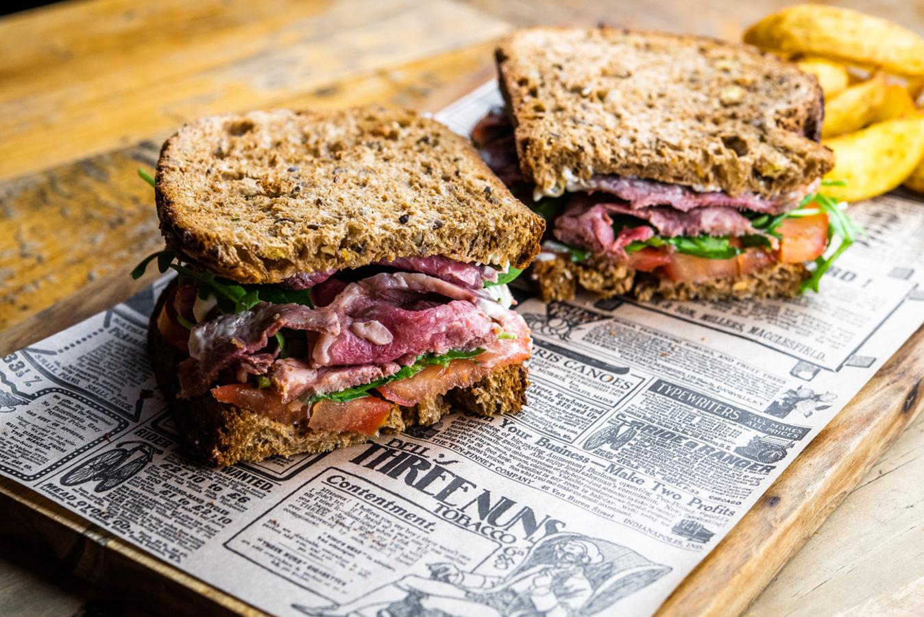 Sándwich de Roast Beef en pan alemán con salsa tártara y patatitas gajo