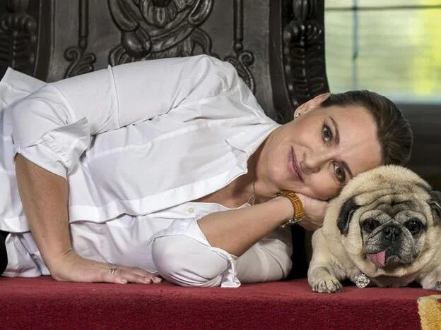 Ainhoa Arteta posa con uno de sus perros./A.m. Cárdenas.