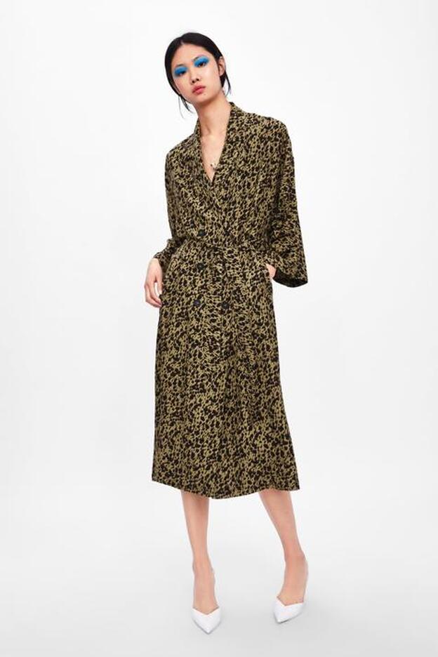 Gabardina estampada de Zara (49,95 euros).