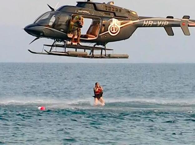 Isabel Pantpoja en el momento de caer al agua en su salto desde el helicópero n 'Supervivientes 2019'.