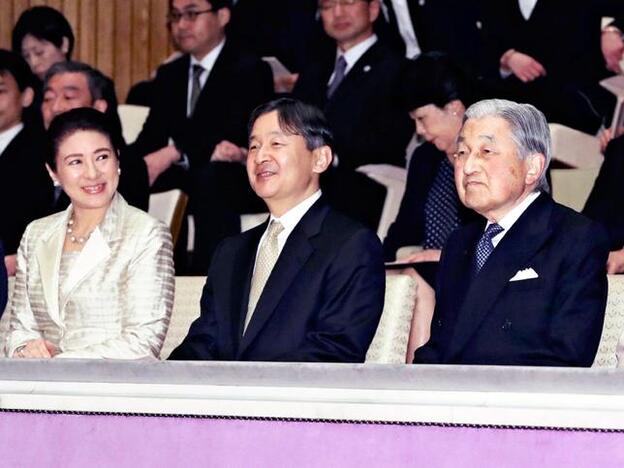 La princesa Masako junto a su marido, el futuro emperador Naruhito, y su suegro, el emperador Akihito.