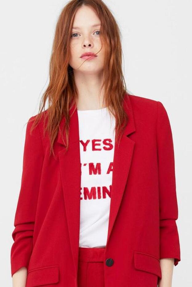 Camiseta "Yes. I'am a feminist" de Mango (17,99 euros).