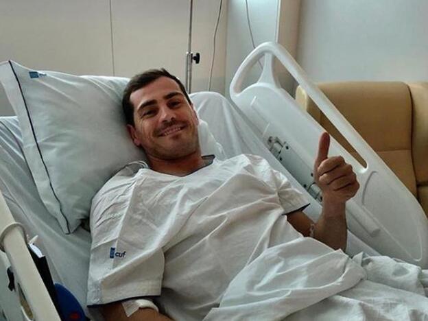 El futbolista durante su recuperación en el hospital./Instagram