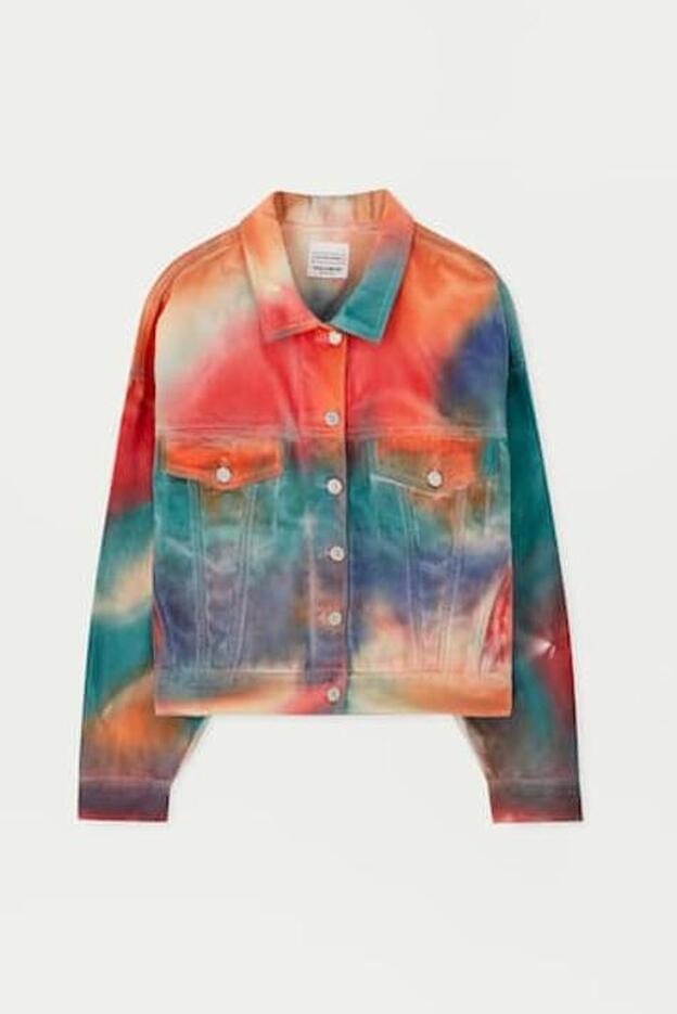 Cazadora tie-dye multicolor, 39,99 euros.