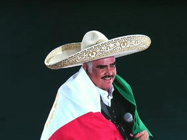 Vicente Fernández durante un concierto.