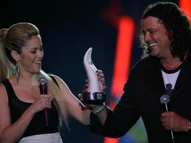 Shakira y Carlos Vives recogiendo el premio MTV Video Awars por 'La Bicicleta'./gtres.