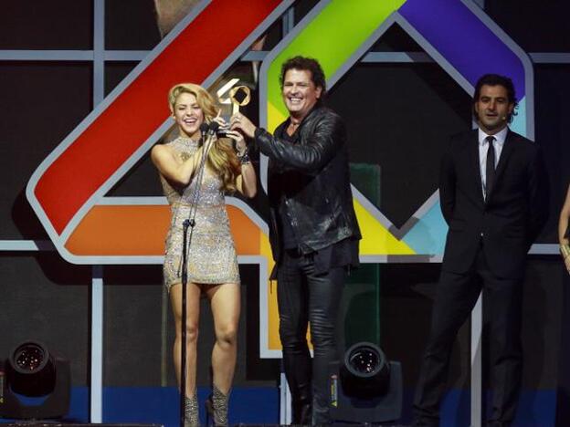 Shakira y Carlos Vives recogiendo el Premio 40 Principales en Barcelona.