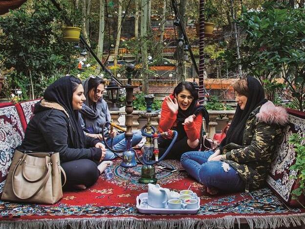 Un grupo de jóvenes charla en un restaurante en las montañas de Teherán, una de las zonas de ocio de la capital./nuria lópez torres