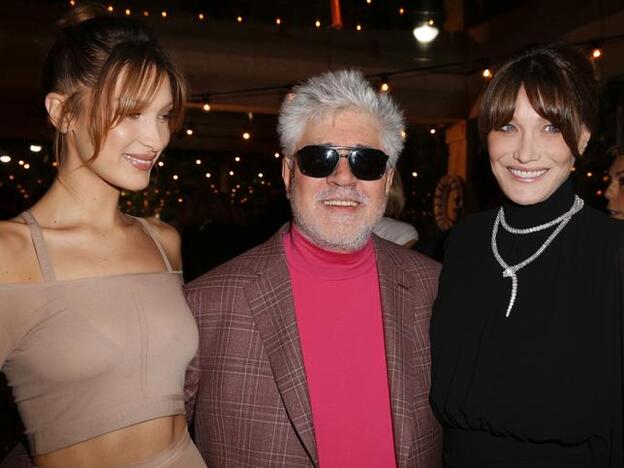 Bella Hadid y Carla Bruni junto a Pedro Almodóvar en Cannes.