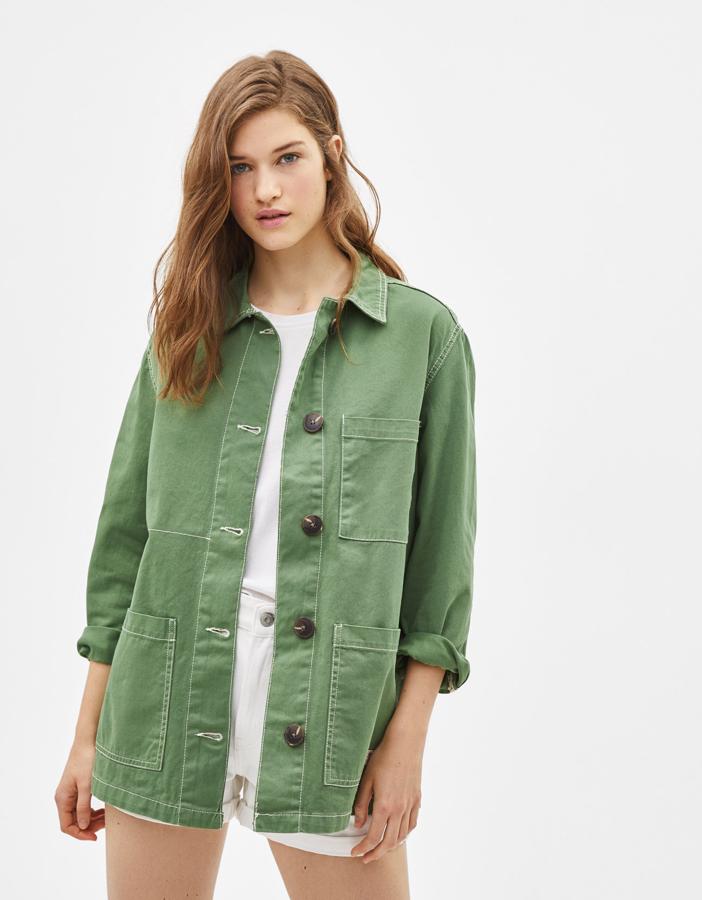 Bershka adelanta sus rebajas: sobrecamisa militar.