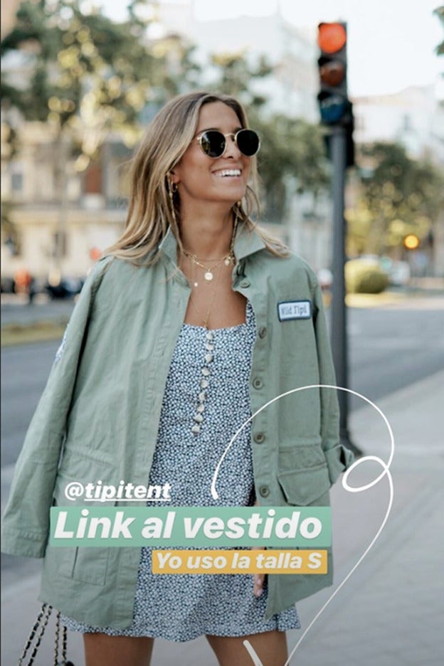 El truco de estilo de Maria Pombo propone mezclar un vestido de flores con una parka militar.