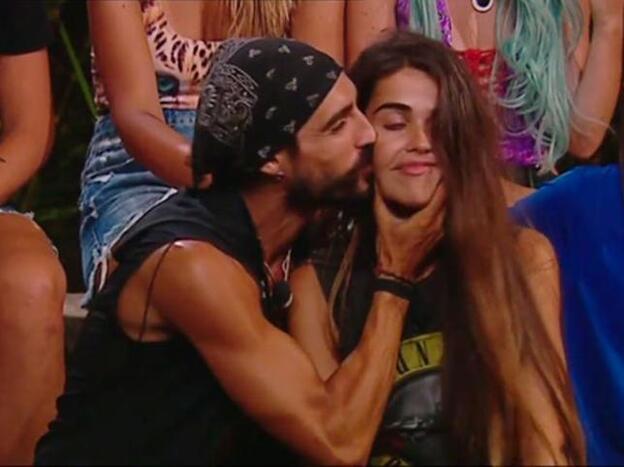 Violeta Mangriñán y Fabio en una imagen en 'Supervivientes 2019'. Pincha sobre la foto para ver todos los concursantes que empezaron esta edición del 'reality'./telecinco.