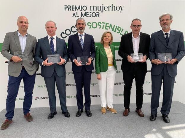 Charo Carrera, directora de Mujerhoy, con los ganadores de los Premios Motor Mujerhoy al Mejor Coche Sostenible/Ana Calvo