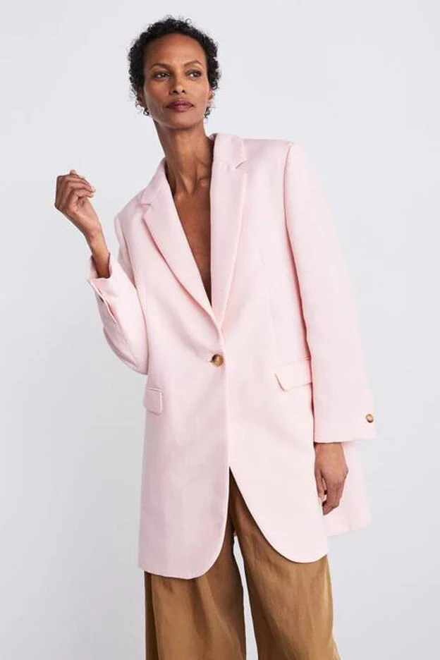 Americana larga de Zara, en color rosa claro.
