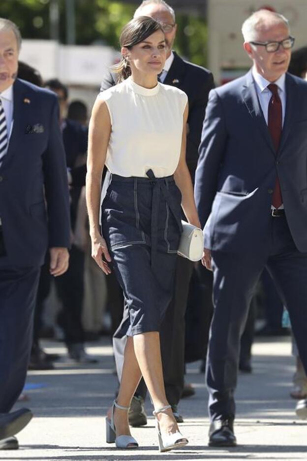 La Reina Letizia con look con falda vaquera en la inauguración de la Feria del Libro 2019