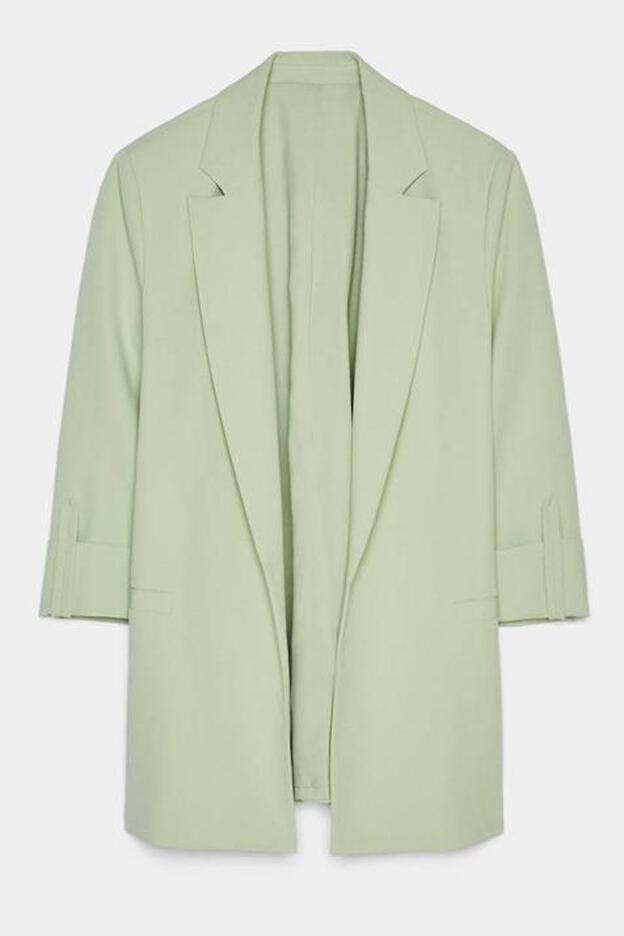 Blazer con manga rolled up verde menta de Bershka. (29,99 euros).