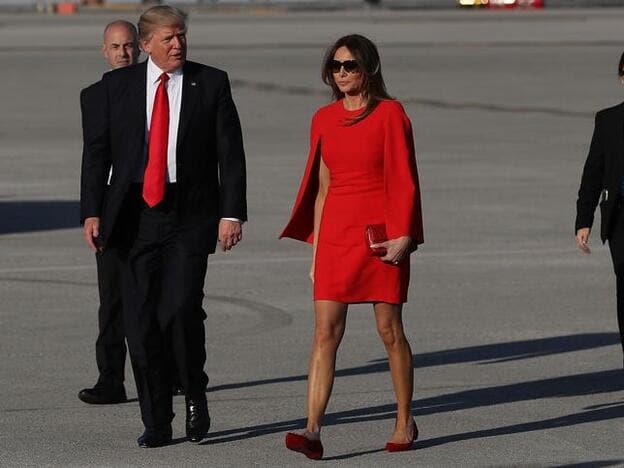 Melania Trump con un vestido rojo de Givenchy. Pincha en la imagen para descubrir más vestidos de invitada perfecta de Zara./getty images.