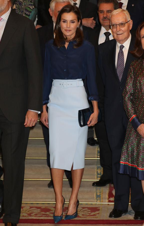 Letizia con falda lápiz con cinturón