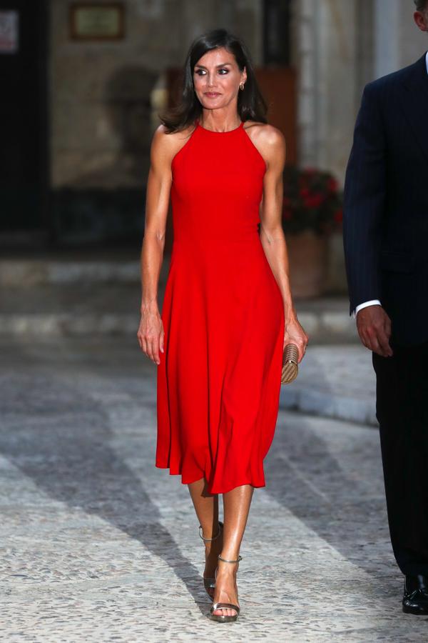 Letizia y su perfecto look 'total red'