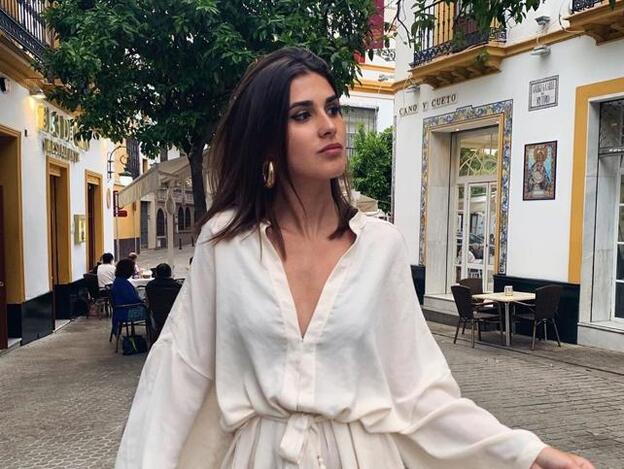 Mery Turiel no ha podido resistirse a hacerse con uno de los vestidos más ideales de la colección de Rosalía para Pull & Bear./Instagram.