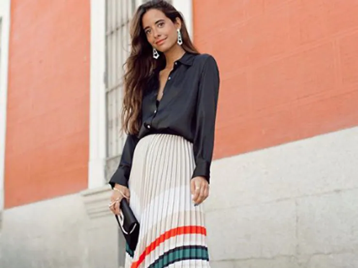 Faldas plisadas low cost para clonar este súper look de María Fernández-Rubíes