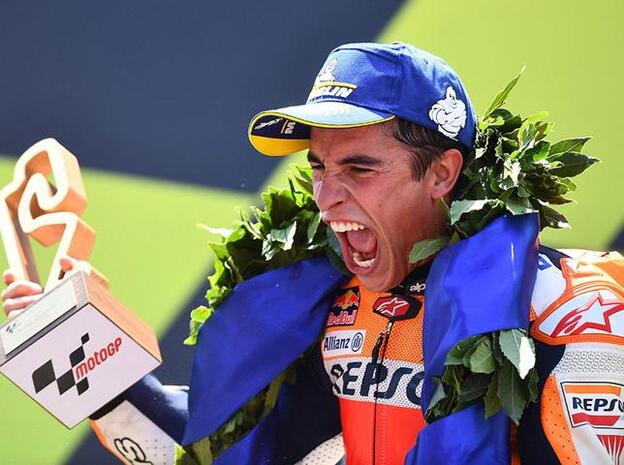 Marc Márquez celebrando su victoria en el GP de Cataluña. Pincha sobre la foto para ver todas las parejas que comenzaron a salir este 2019./cordon press.