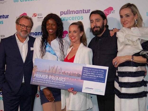 Natalia Pestaña, (en el centro, rodeada por la modelo con su diseño, el ceo de Pullmantur, Richard J. Vogel, el diseñador Juanjo Oliva y la periodista Clara Courel, que presentó la gala). Ella fue ganadora del concurso, será la encargada de diseñar los nuevos uniformes de Pullmantur.