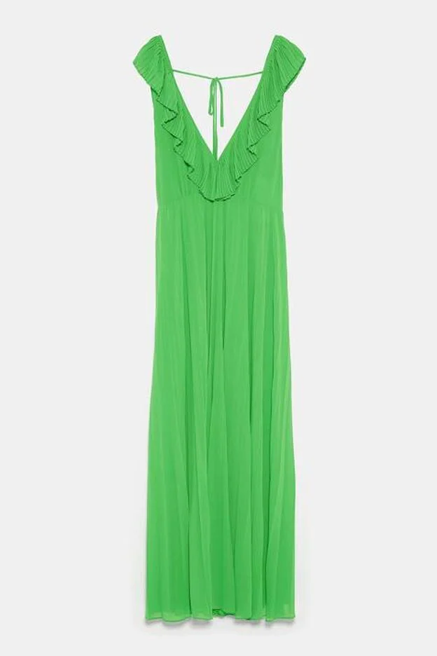 Vestido plisado verde de Zara. (39,95 euros).
