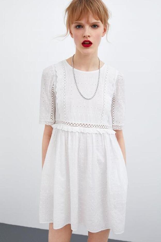 Otro vestido blanco y romántico al estiilo Rocío Osorno que encontramos en Zara.