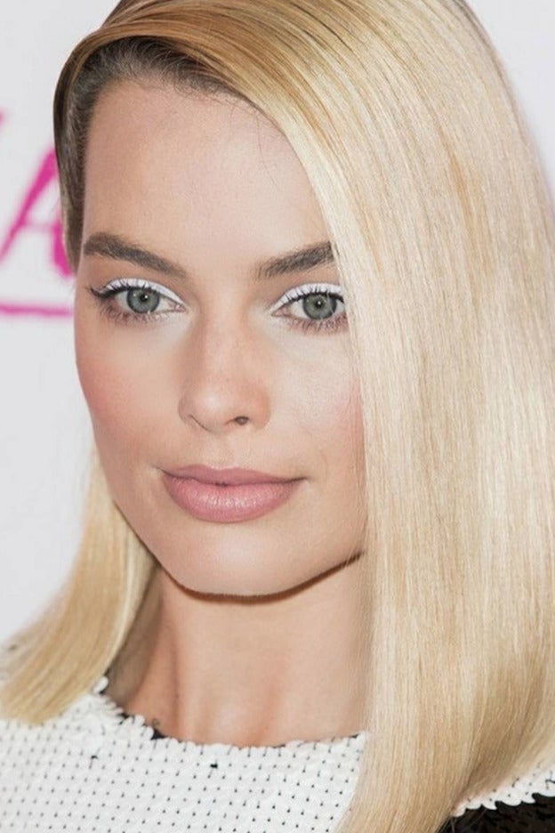 Margot Robbie también ha llevado el eyeliner de color blanco.