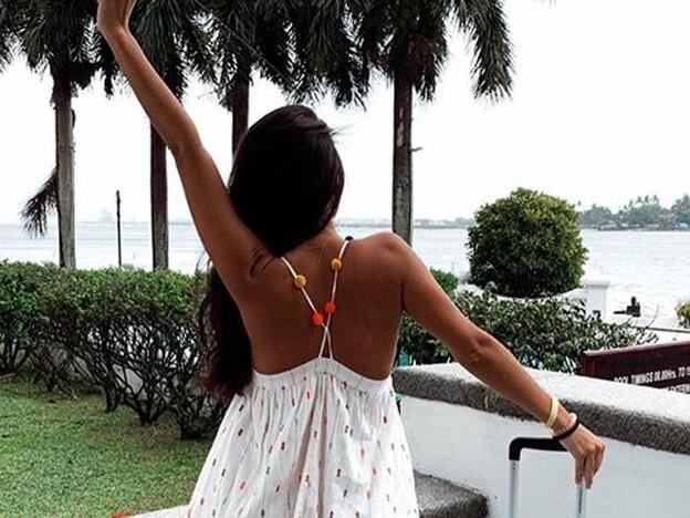 Haz click en la imagen para descubrir 13 vestidos blancos de rebajas como el de Marta Soriano para resaltar tu bronceado este verano./instagram