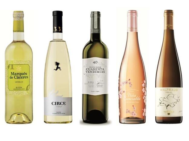 De izq. a dcha., Marqués de Cáceres Verdejo 2018 (6 €); Circe 2018 Verdejo de Bodegas Avelino Vegas (10,15 €); Cuatro Rayas Cuarenta Vendimias Verdejo (7,95 €); Viña Esmeralda Rosé edición limitada Sakura (7,95 €); vino blanco D.O. Penedès Waltraud (19,30 €).