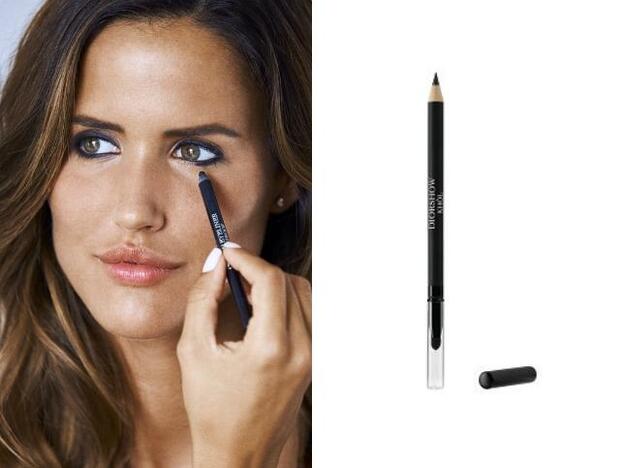 Para el smokey eyes, el lápiz de ojos Diorshow khôl en color negro.