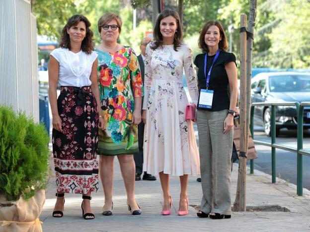 La Reina, en la foto, junto a miembros de la directiva de la AECC, como Laura Ruiz de Galarreta (a la izquierda de doña Letizia), presidenta de la AECC en Madrid, y Directora de Relaciones Institucionales y Proyectos Corporativos de Taller de Editores.