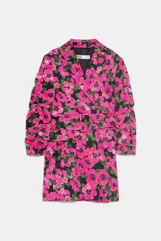 Vestido de cuello solapa, escote pico cruzado con manga larga fruncida y estampado floral, 89,95 euros.