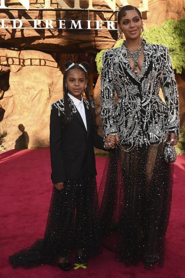 Beyoncé fue a la premiere del Rey León con un look a juego con su hija.