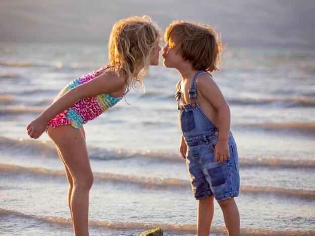 Cómo proteger bien del sol a los niños en la playa y controlar todos los riesgos