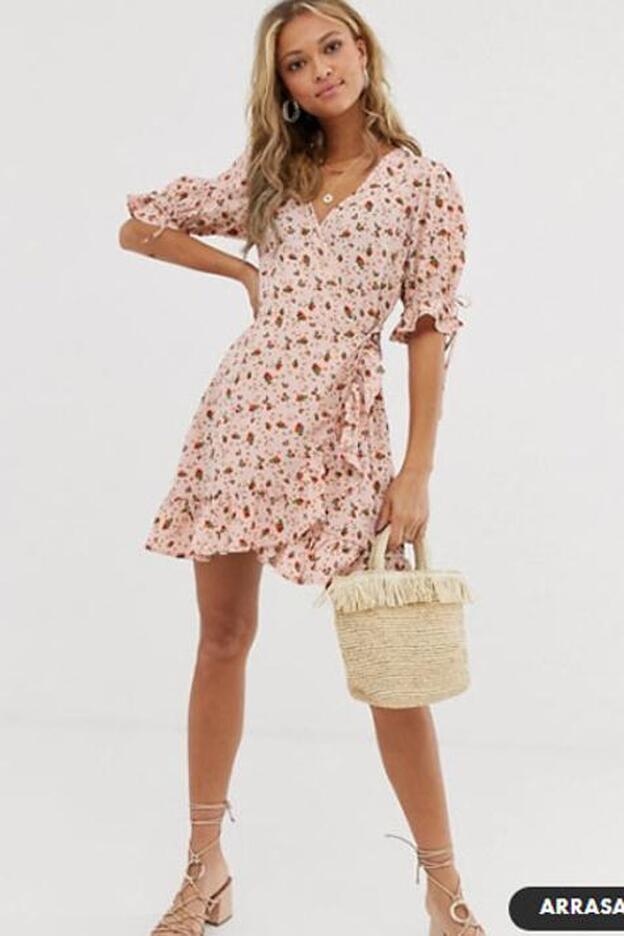 Minivestido con diseño cruzado y mangas anudadas con estampado de florecitas de Wednesday's Girl, 27,99 euros.