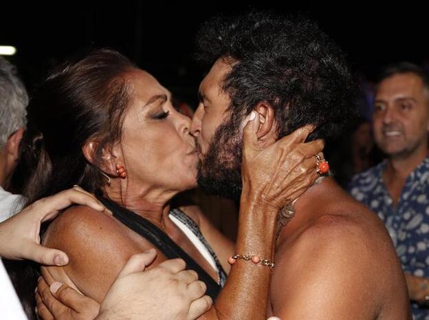 Isabel Pantoja planta un beso en la boca a Omar Montes tras ganar Supervivientes 2019.