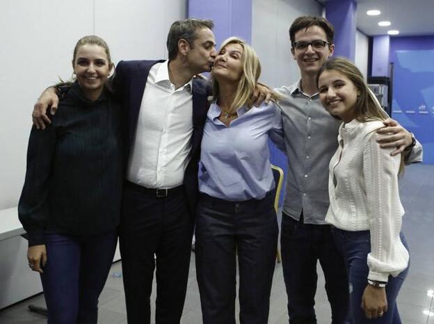 Mareva Grabowski junto a su marido el primer ministro de Grecia Mitsotakis, y sus hijos/Agencias