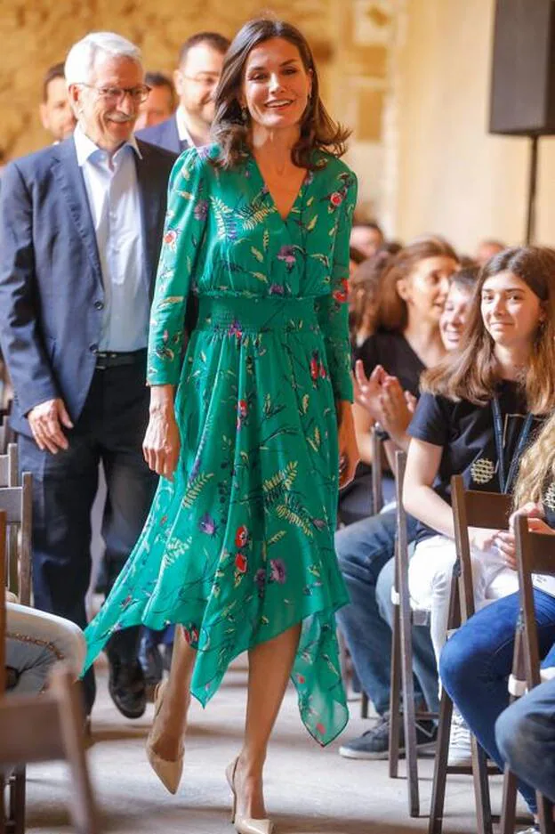 Letizia en Oviedo el vestido de verano más favorecedor de las rebajas | Mujer Hoy