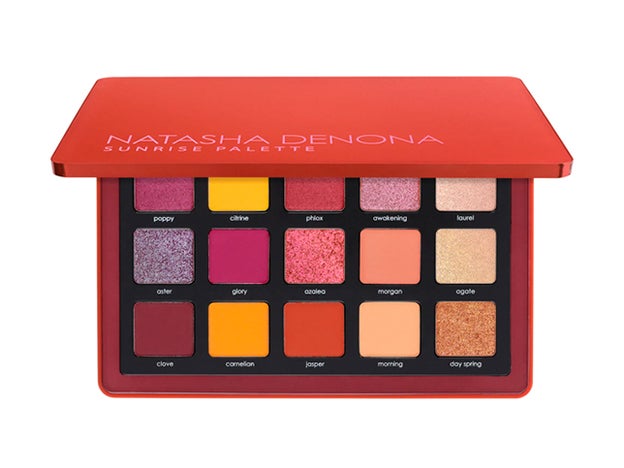 Paleta con 15 tono de sombras de ojos Sunrise Palette de Natasha Denona depara Sephora (69,95 €)