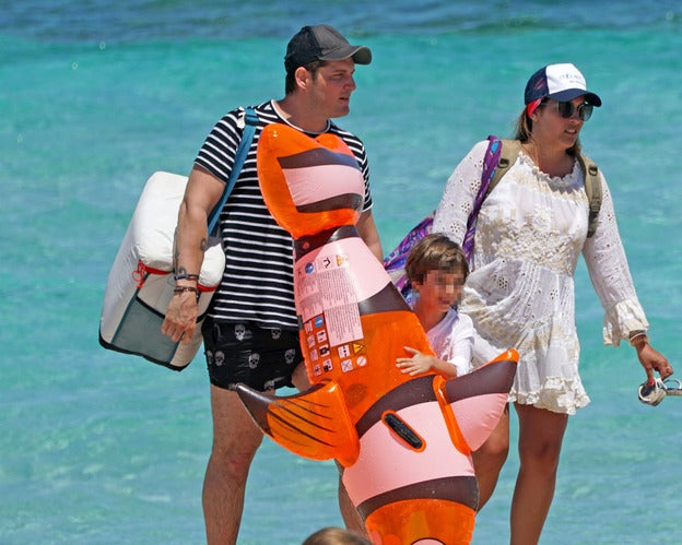 Manu Tenorio disfruta de unas vacaciones junto a su familia.