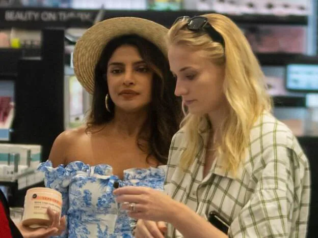 Sophie Turner y Priyanka Chopra, disfrutan de unos días juntas en Miami/gtres
