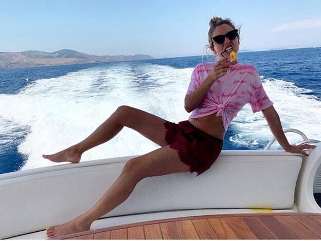 La actrzi Blanca Suárez disfruta de uno días en barco on unos looks que no vamos a tardar en copiarle, como esta camiseta con el estampado del verano.